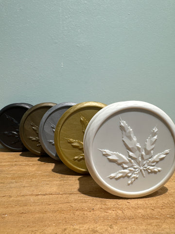 Gold, white, black, silver grinder groot