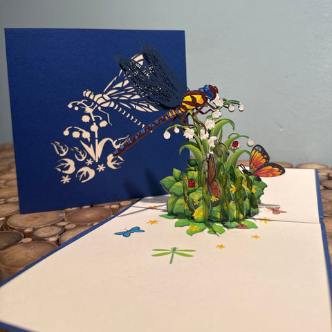 Pop-up kaart met libelle, bloemen en vlinders