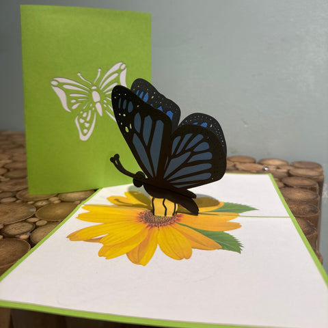 Pop-up kaart met vlinder op gele bloem